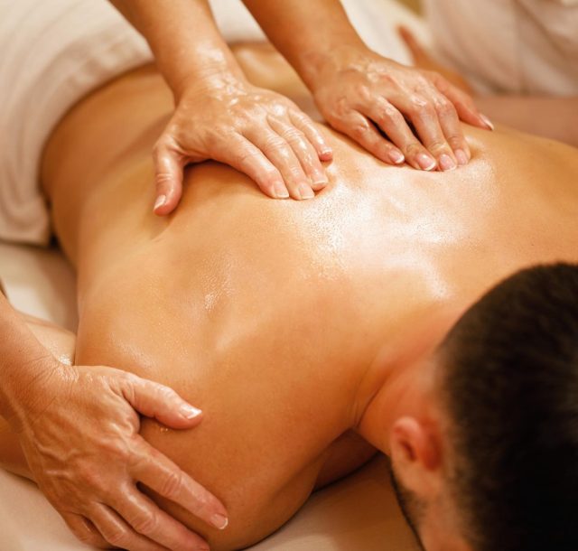 primer-plano-hombre-masaje-espalda-dos-terapeutas-spa